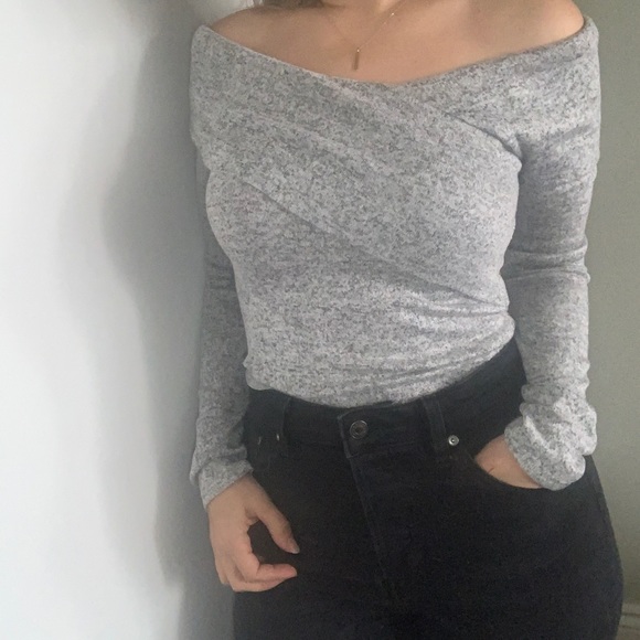 ๐2/$20๐ Fashion Nova off shoulder grey sweater - Picture 3 of 9